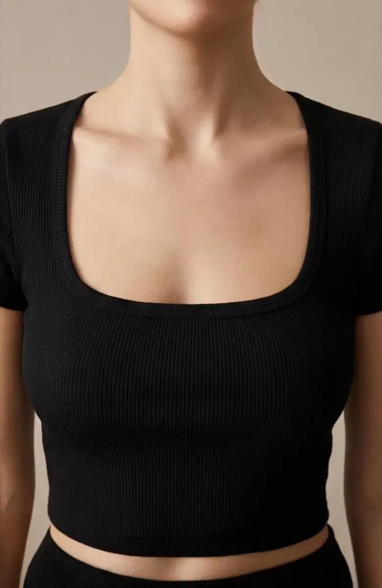 Kadın Siyah Yarım Kol Düz Yaka Crop Top Bluz – Şık, Rahat ve Kolay Kombinlenebilir görseli