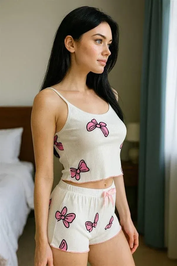 Beyaz Üstüne Kelebek Desenli Askılı Şortlu Pijama Takımı görseli