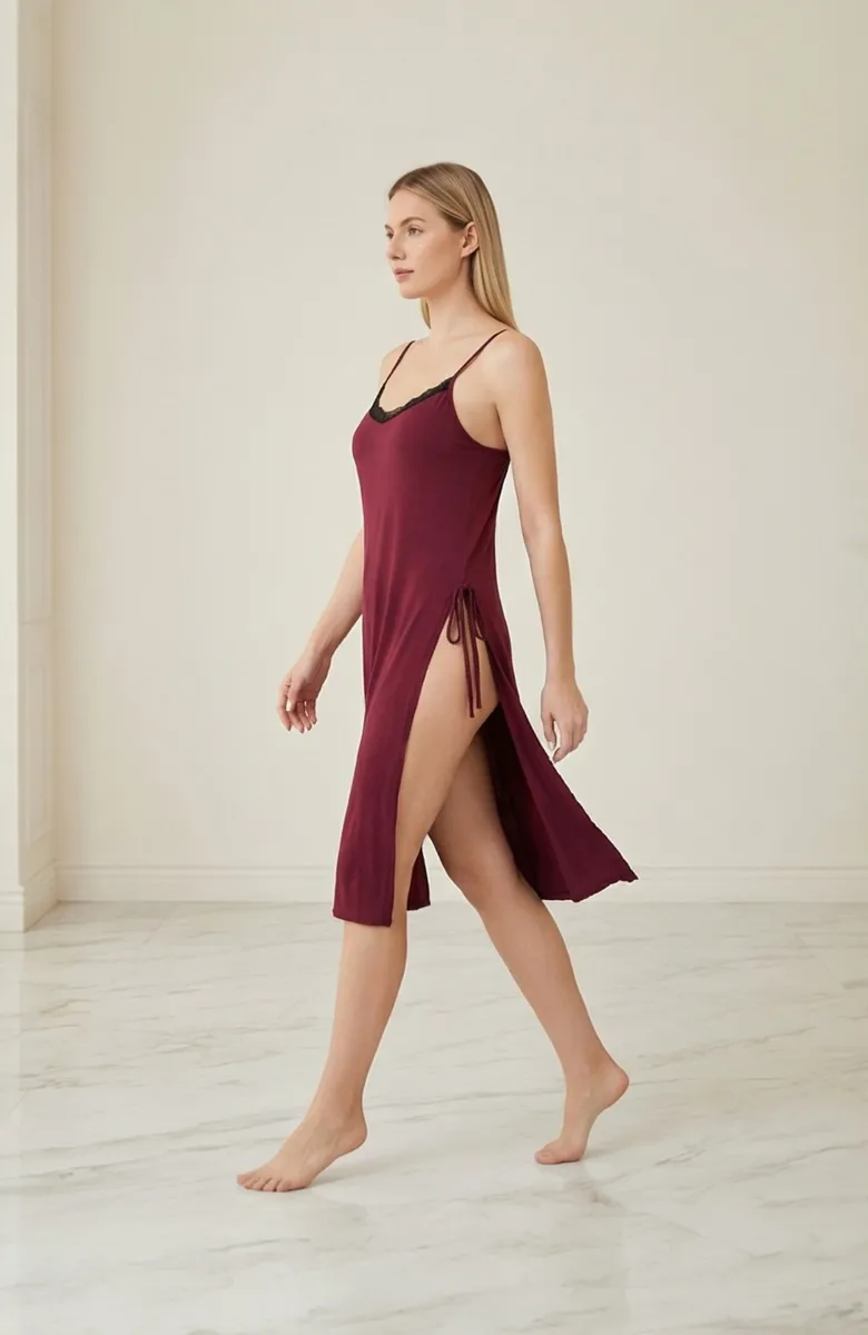 Kadın Bordo Cut Out Detaylı Yırtmaçlı Gecelik – Modern ve Şık Tasarım görseli