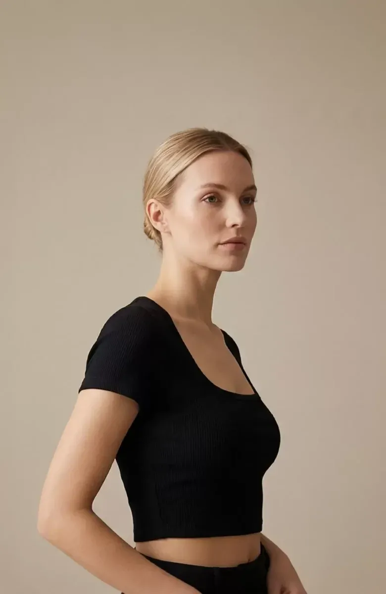 Kadın Siyah Yarım Kol Düz Yaka Crop Top Bluz – Şık, Rahat ve Kolay Kombinlenebilir görseli