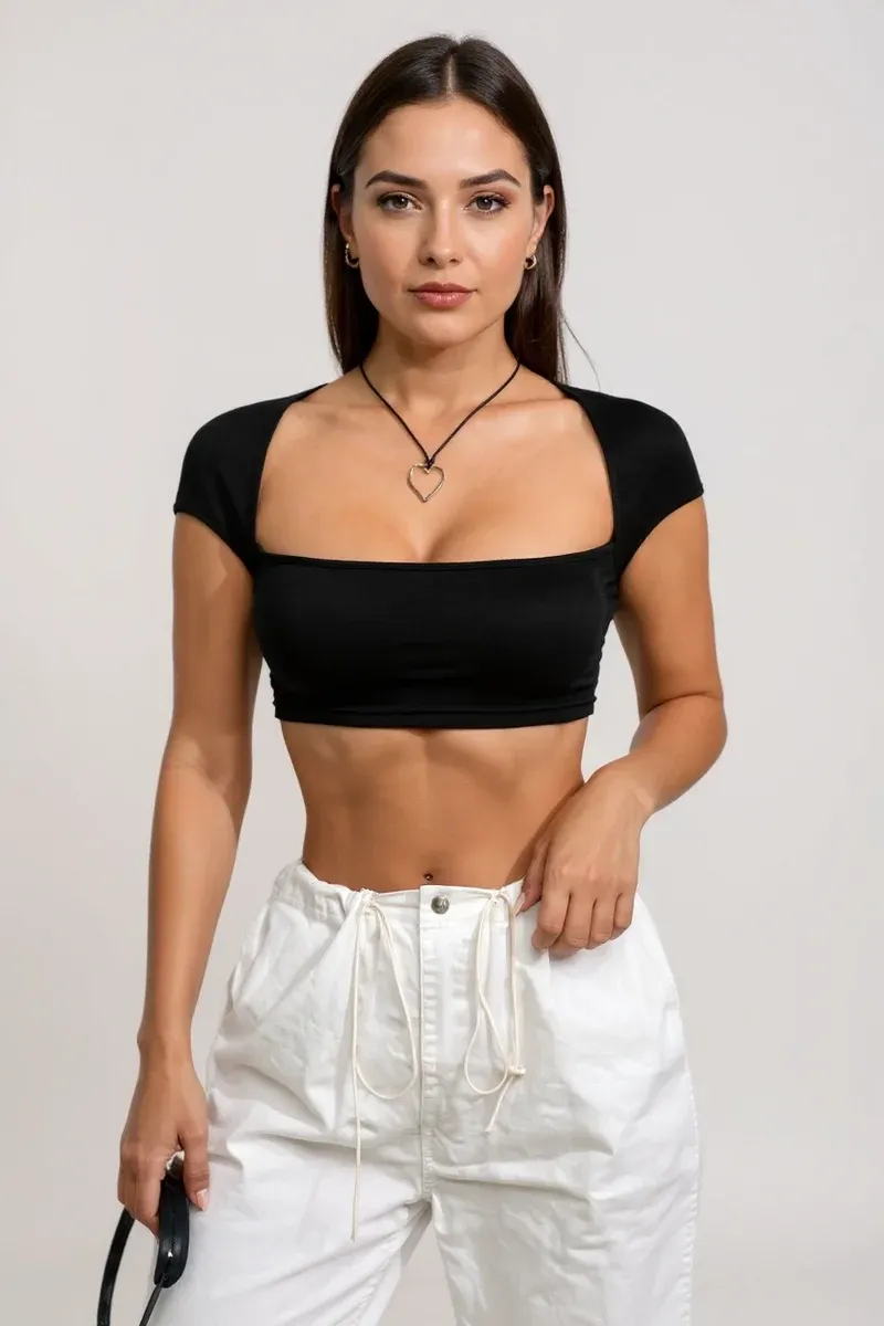 Kadın Siyah Sırt Dekolteli ve Boyundan Bağlamalı Yarım Kol Crop Top Bluz – Şık, Rahat ve Kolay Kombinlenebilir görseli