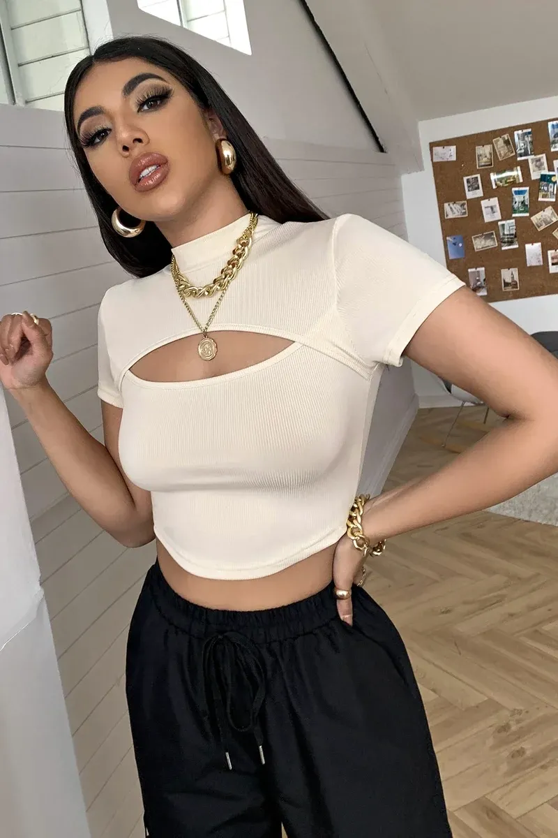 Kadın Ekru Göğüs Dekolteli Yarım Kollu Cut Out Crop Top Bluz – Şık, Rahat ve Kolay Kombinlenebilir