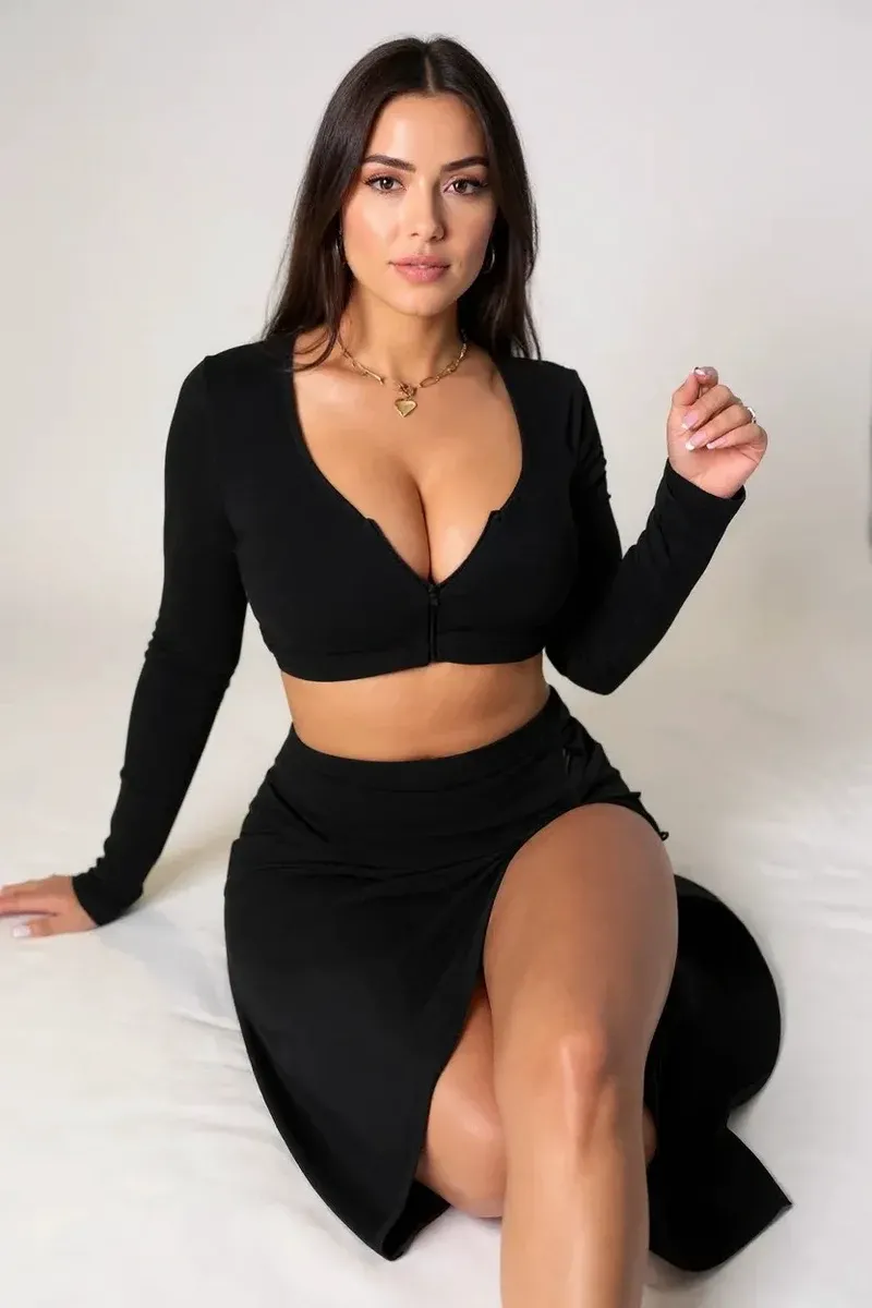 Kadın Siyah Uzun Kol Göğüs ve Göbek Dekolteli Fermuarlı Crop Top Bluz – Şık, Rahat ve Kolay Kombinlenebilir görseli
