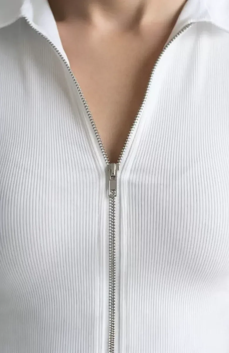 Kadın Beyaz Yarım Fermuarlı ve Kısa Kollu Crop Top Bluz – Şık, Rahat ve Kolay Kombinlenebilir görseli