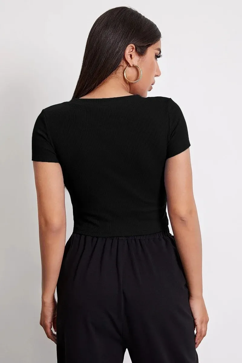 Kadın Siyah Yuvarlak Yaka Yarım Kol Crop Top Bluz – Şık, Rahat ve Kolay Kombinlenebilir görseli