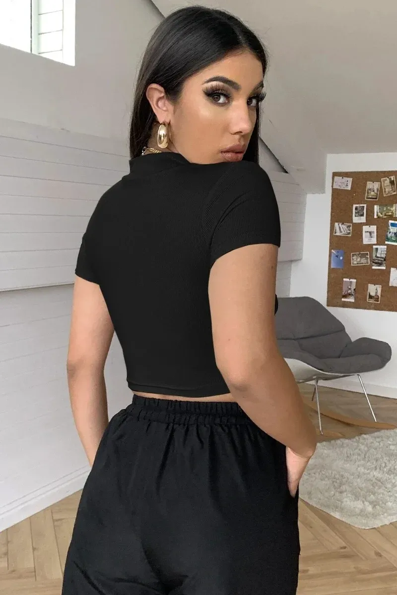Kadın Siyah Göğüs Dekolteli Yarım Kollu Cut Out Crop Top Bluz – Şık, Rahat ve Kolay Kombinlenebilir görseli