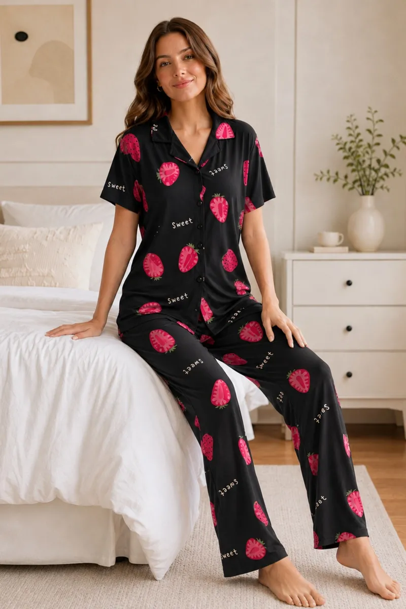Siyah Çilek Desenli Kısa Kollu Gömlek Yaka Milan Kumaş Kadın Pijama Takımı görseli