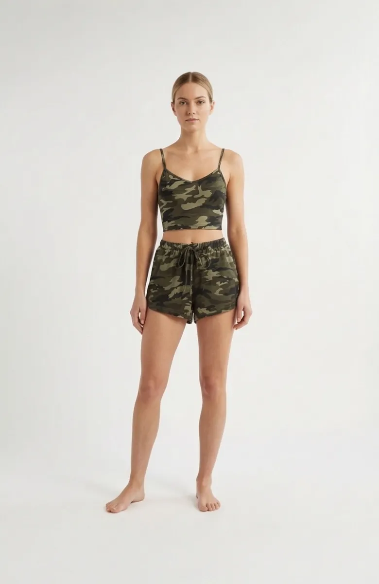 Kadın Kamuflaj Desenli Askılı Crop Top ve Şortlu Gecelik Takım – Modern, Konforlu ve Günlük Kombinlere Uygun görseli
