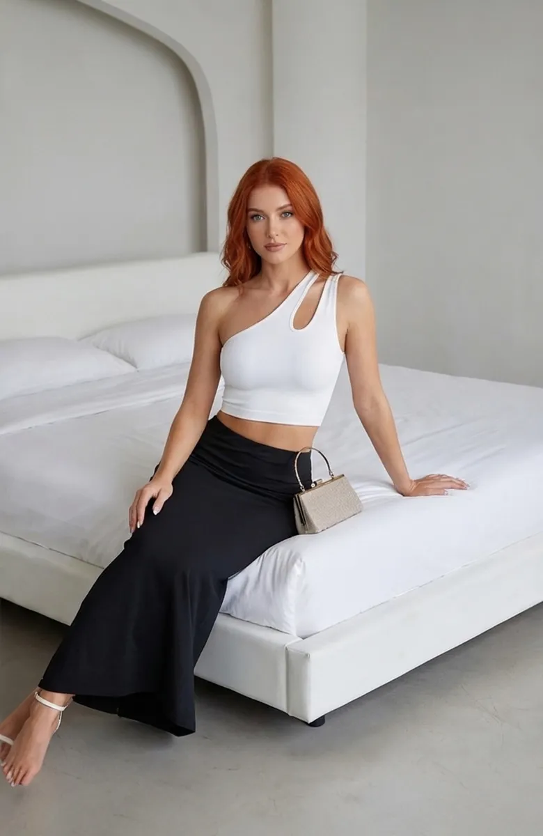 Kadın Beyaz Tek Omuz Cut Out Detaylı Crop Top Bluz – Şık, Rahat ve Kolay Kombinlenebilir görseli
