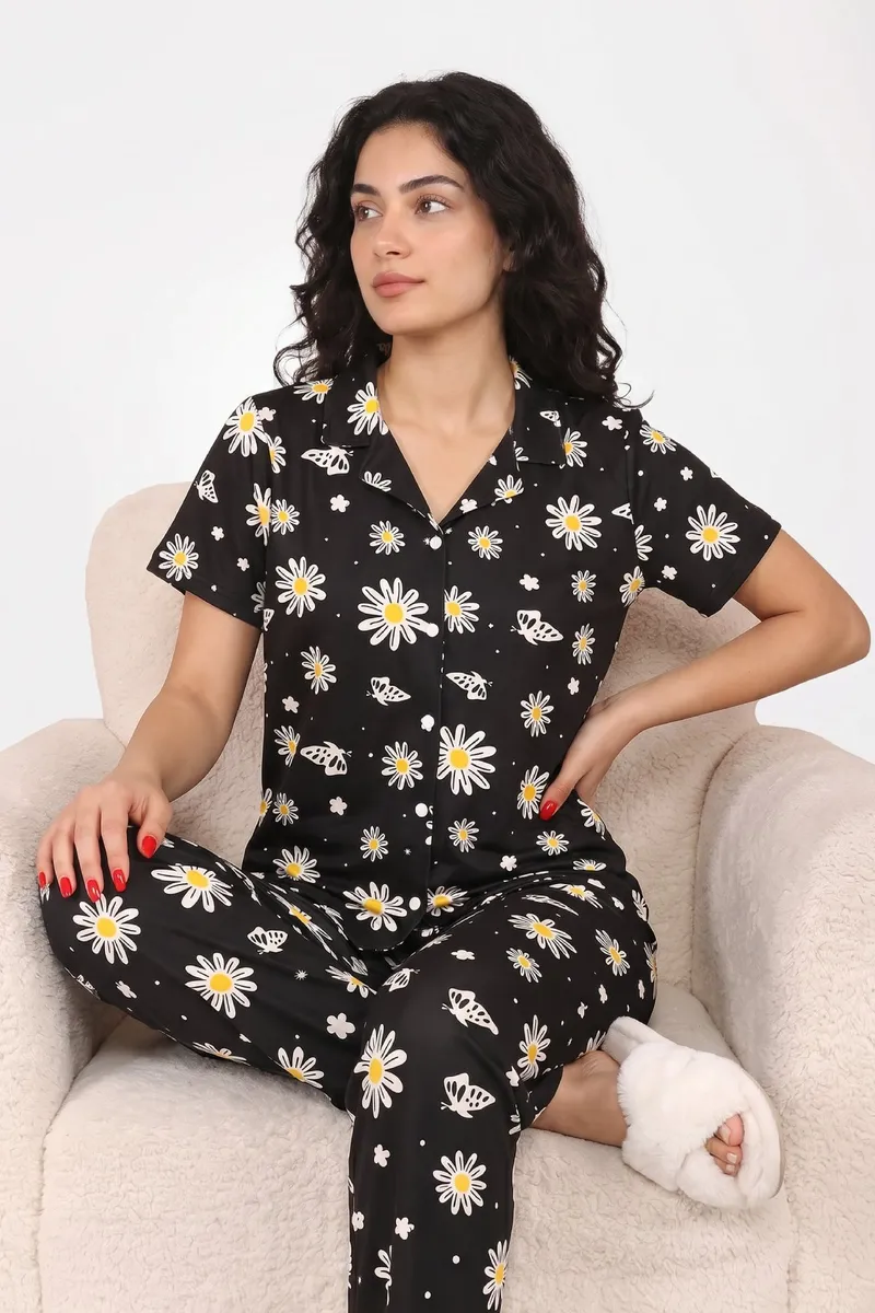 Siyah Papatya ve Kelebek Desenli Kısa Kollu Gömlek Yaka Milan Kumaş Kadın Pijama Takımı görseli