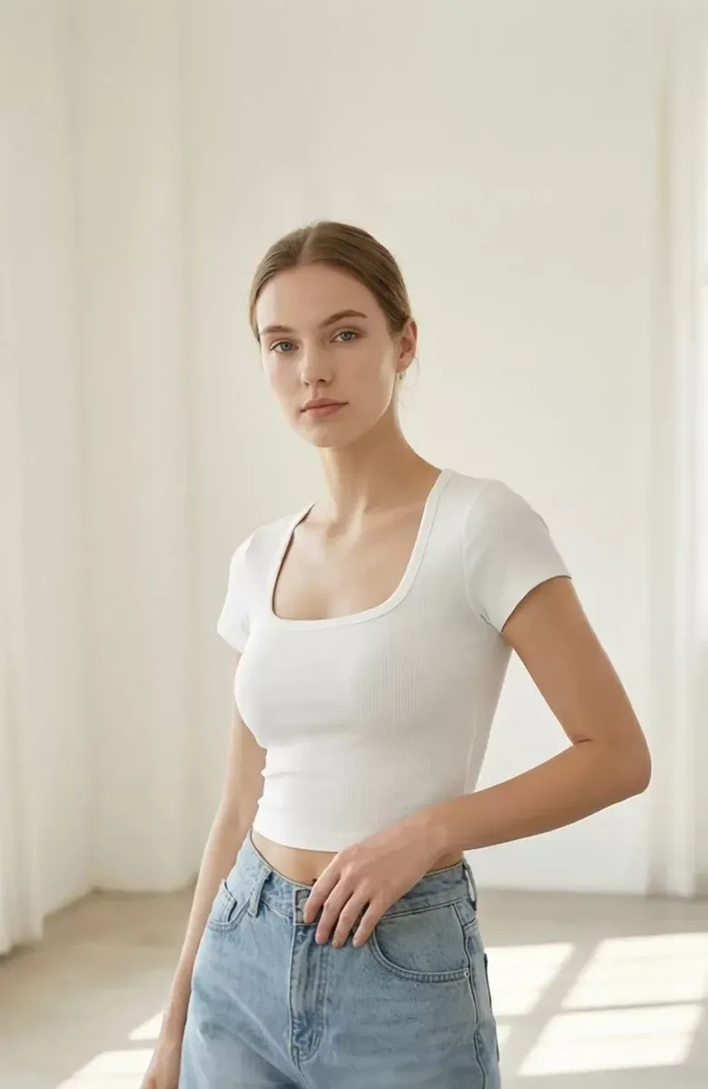 Kadın Beyaz Yarım Kol Düz Yaka Crop Top Bluz – Şık, Rahat ve Kolay Kombinlenebilir görseli