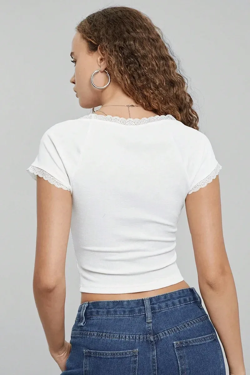 Kadın Beyaz Göğsü ve Kolları Dantelli Fiyonklu Kısa Kol Crop Top Bluz – Şık, Rahat ve Kolay Kombinlenebilir görseli