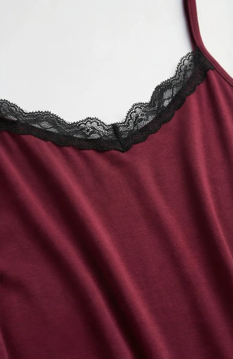 Kadın Bordo Cut Out Detaylı Yırtmaçlı Gecelik – Modern ve Şık Tasarım görseli