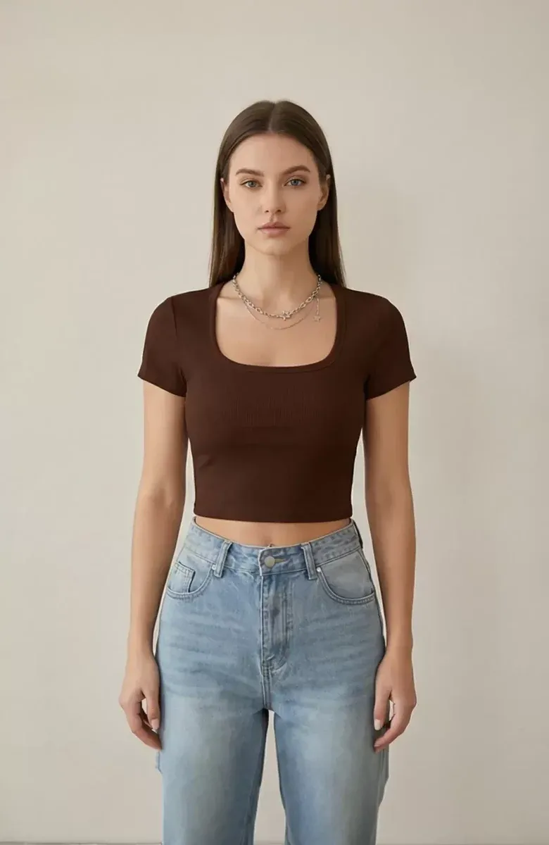 Kadın Kahverengi Yarım Kol Düz Yaka Crop Top Bluz – Şık, Rahat ve Kolay Kombinlenebilir görseli