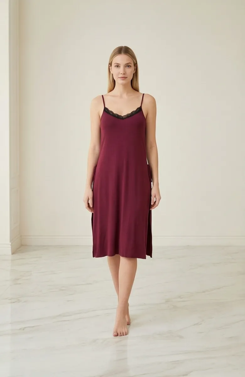 Kadın Bordo Cut Out Detaylı Yırtmaçlı Gecelik – Modern ve Şık Tasarım görseli