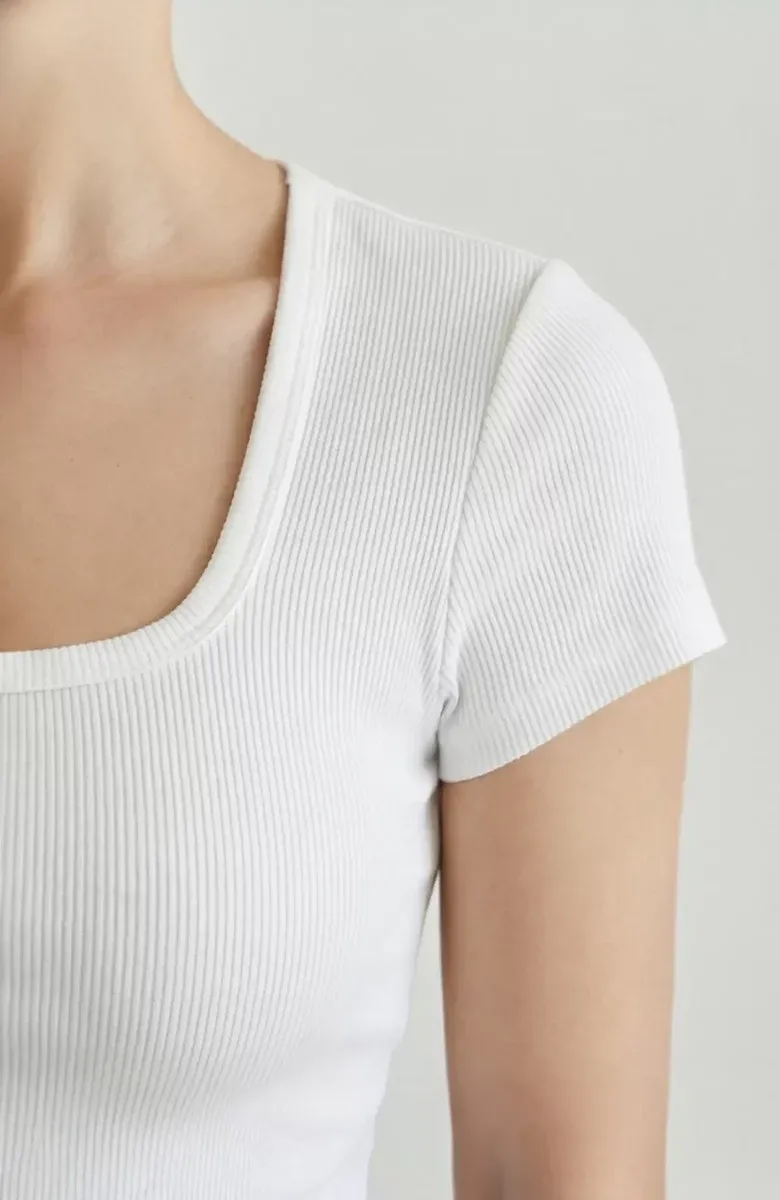 Kadın Beyaz Yarım Kol Düz Yaka Crop Top Bluz – Şık, Rahat ve Kolay Kombinlenebilir görseli