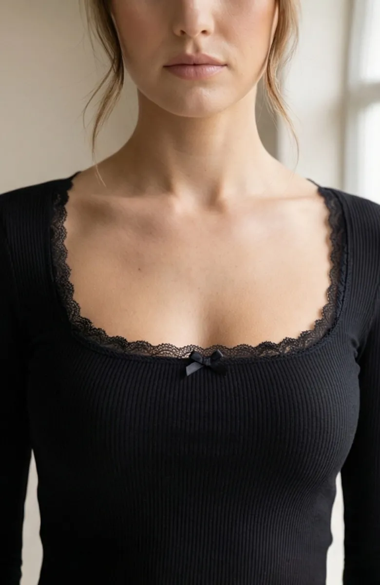 Kadın Siyah Kare Yaka Dantelli Uzun Kollu Crop Top Bluz – Şık, Rahat ve Kolay Kombinlenebilir görseli
