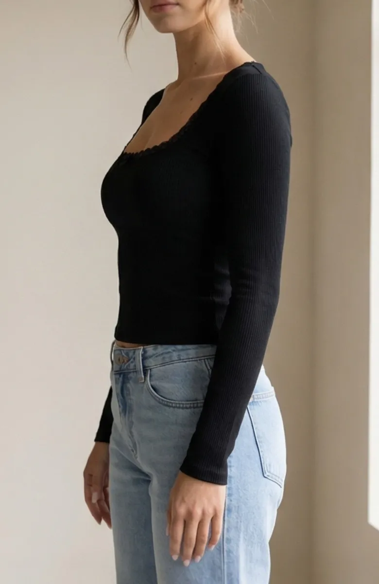 Kadın Siyah Kare Yaka Dantelli Uzun Kollu Crop Top Bluz – Şık, Rahat ve Kolay Kombinlenebilir görseli