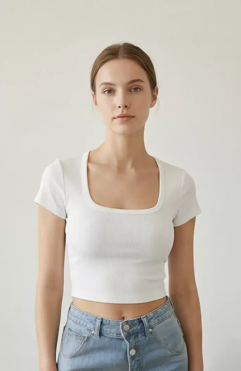 Kadın Beyaz Yarım Kol Düz Yaka Crop Top Bluz – Şık, Rahat ve Kolay Kombinlenebilir