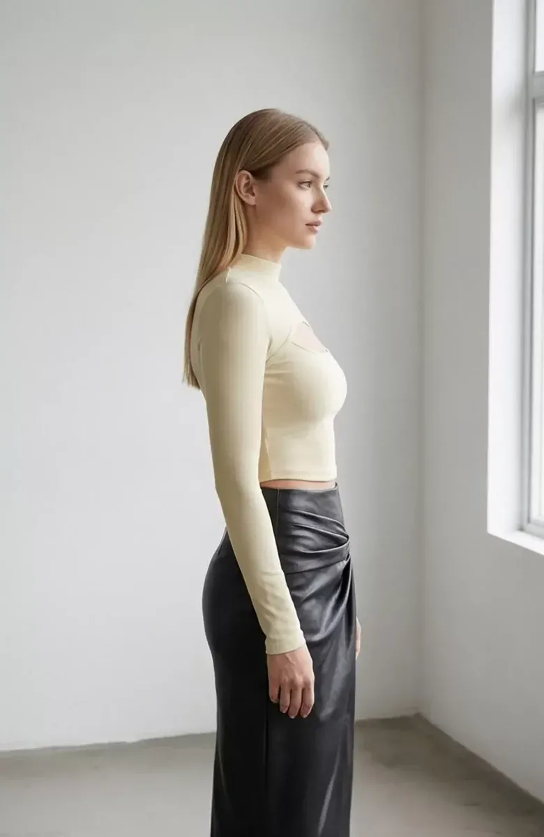 Kadın Ekru Göğüs Dekolteli Uzun Kollu Cut Out Crop Top Bluz – Şık, Rahat ve Kolay Kombinlenebilir görseli