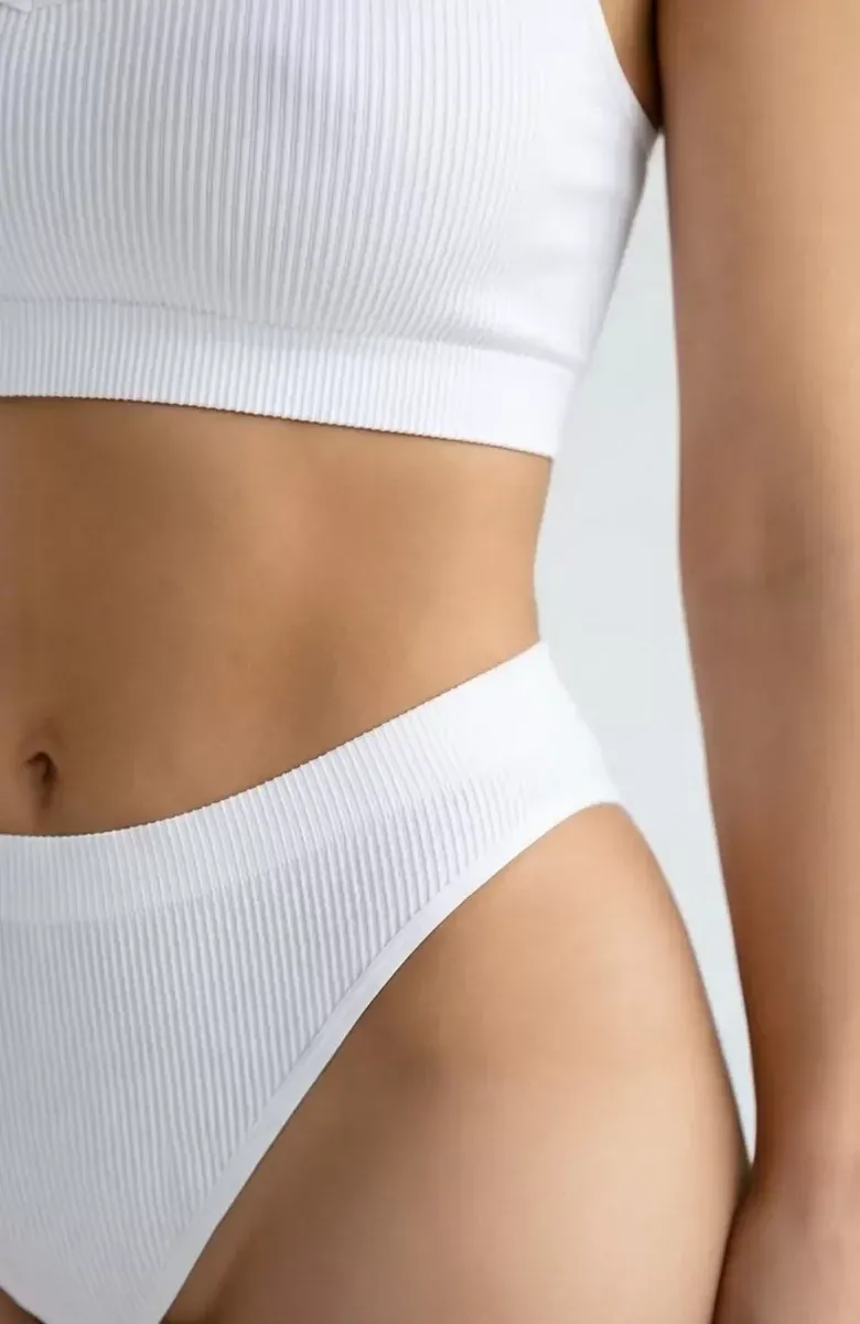 Kadın Beyaz Desteksiz Seamless Tangalı İç Çamaşır Takımı – Modern, Konforlu görseli