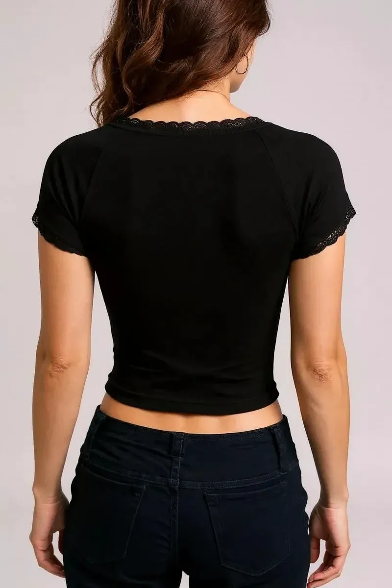 Kadın Siyah Göğsü ve Kolları Dantelli Fiyonklu Kısa Kol Crop Top Bluz – Şık, Rahat ve Kolay Kombinlenebilir görseli
