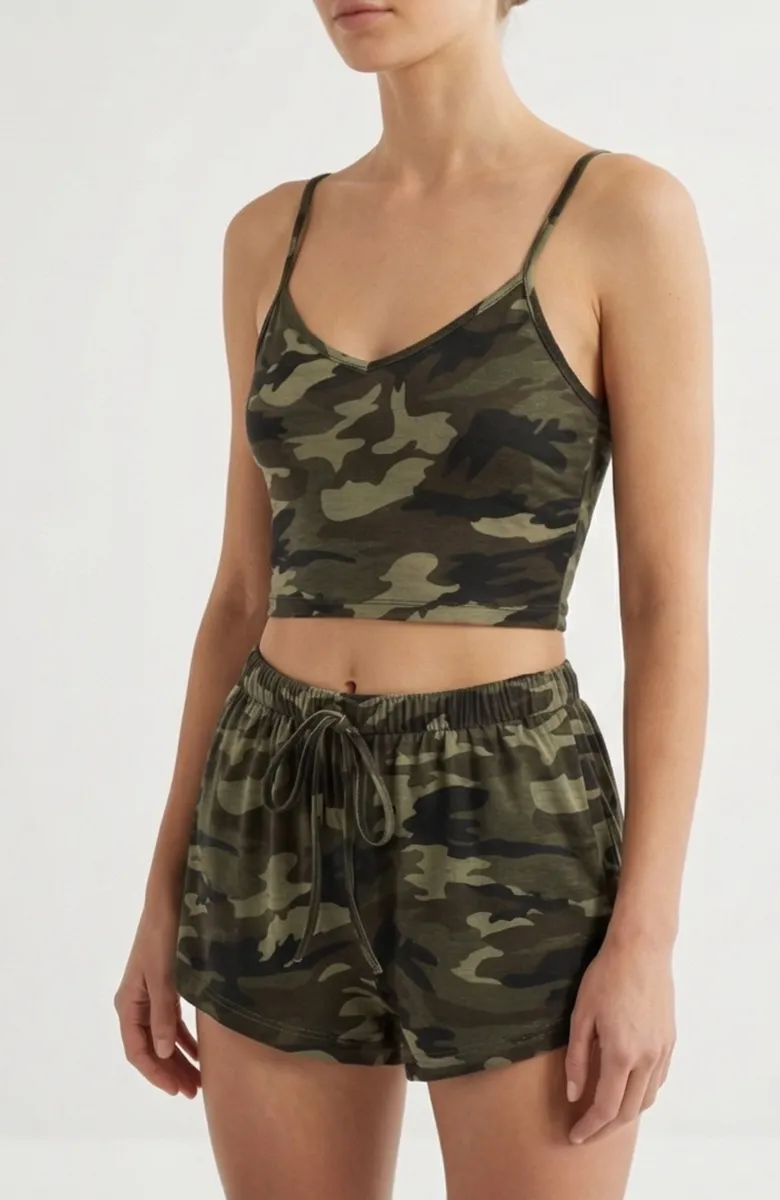 Kadın Kamuflaj Desenli Askılı Crop Top ve Şortlu Gecelik Takım – Modern, Konforlu ve Günlük Kombinlere Uygun görseli