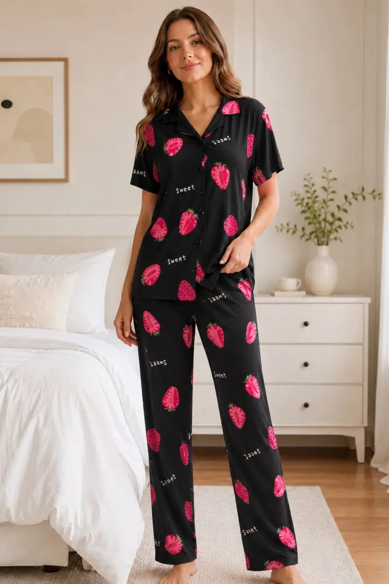 Siyah Çilek Desenli Kısa Kollu Gömlek Yaka Milan Kumaş Kadın Pijama Takımı görseli