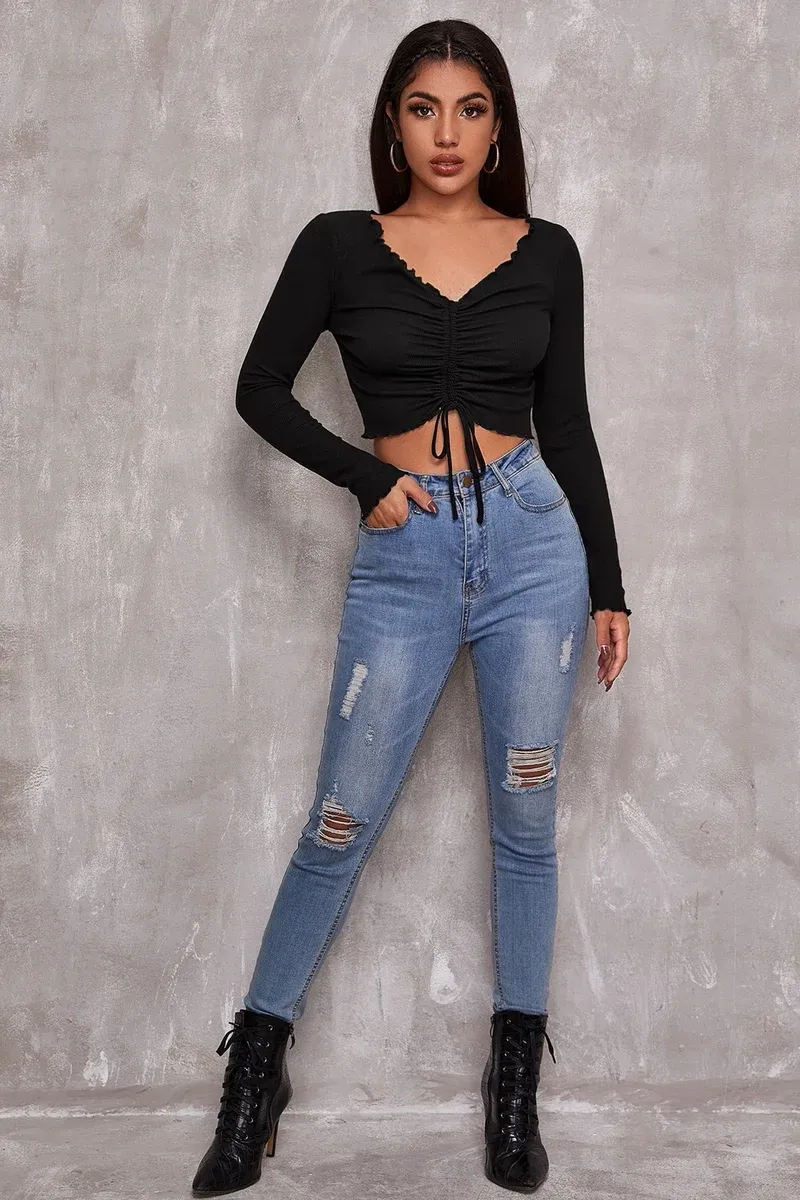 Kadın Siyah Uzun Kollu Büzdürme Bağcık Detaylı Crop Top Bluz – Şık, Rahat ve Kolay Kombinlenebilir görseli
