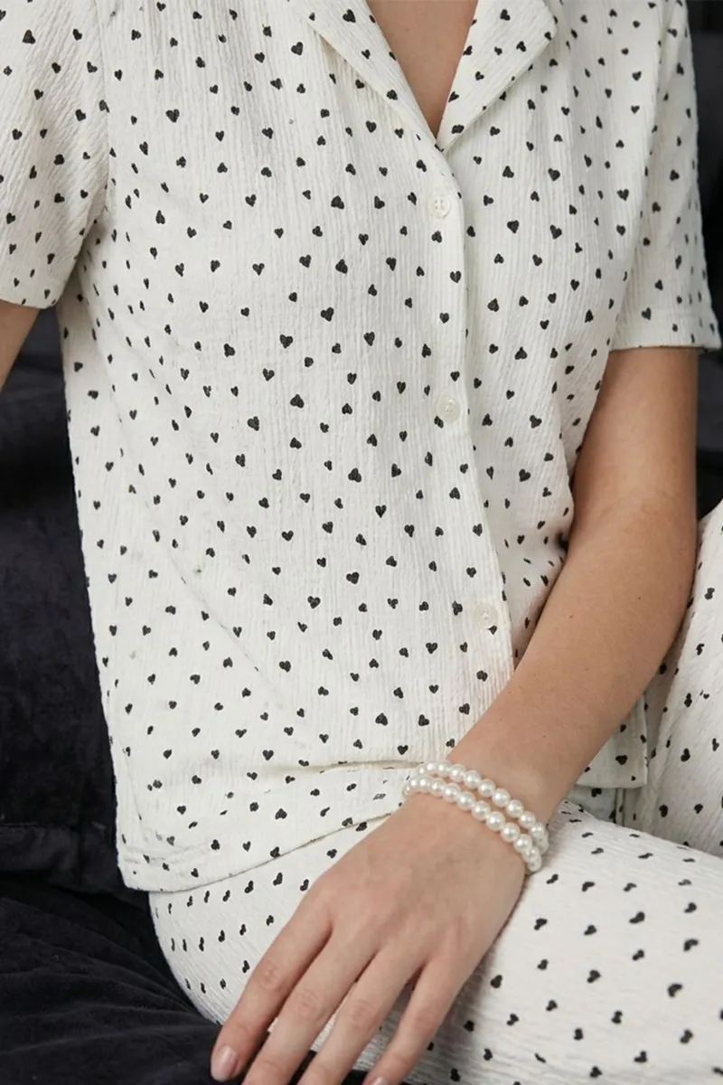 Kar Beyaz Kalp Detaylı Bürümçük kumaş Kısa Kollu Pijama Takımı 6066 görseli