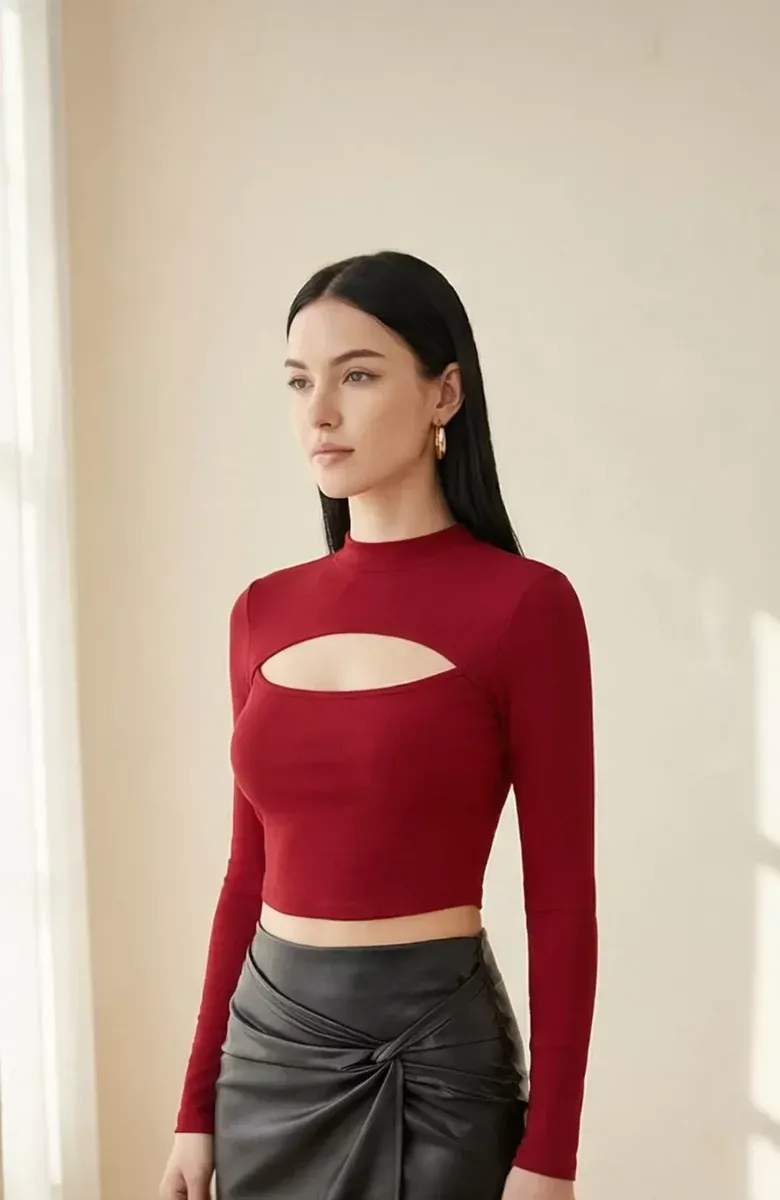 Kadın Bordo Göğüs Dekolteli Uzun Kollu Cut Out Crop Top Bluz – Şık, Rahat ve Kolay Kombinlenebilir görseli