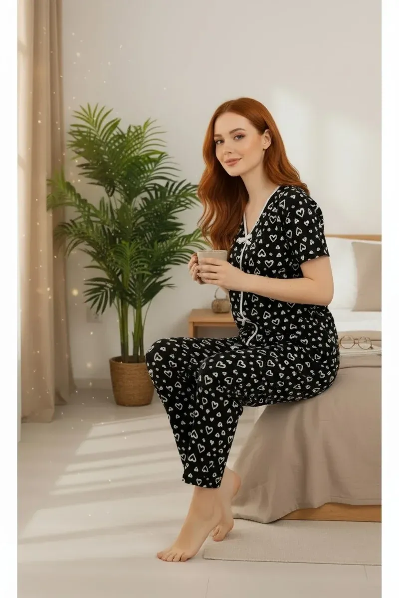 Kadın Siyah Kalp Desenli Fiyonklu Kısa Kollu Uzun Pijama Takımı görseli