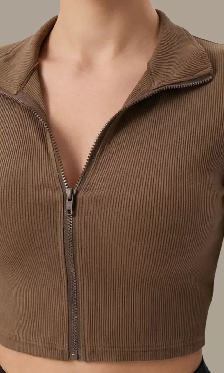 Kadın Kahverengi Uzun Kol Fermuarlı Parmak Geçme Detaylı Dik Yaka Crop Top Bluz – Şık, Rahat ve Kolay Kombinlenebilir görseli