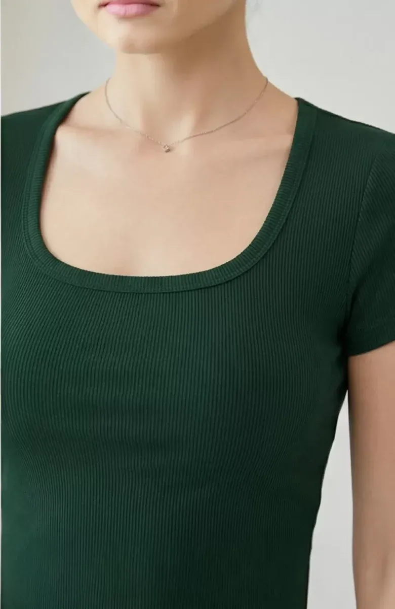 Kadın Yeşil Yarım Kol Düz Yaka Crop Top Bluz – Şık, Rahat ve Kolay Kombinlenebilir görseli