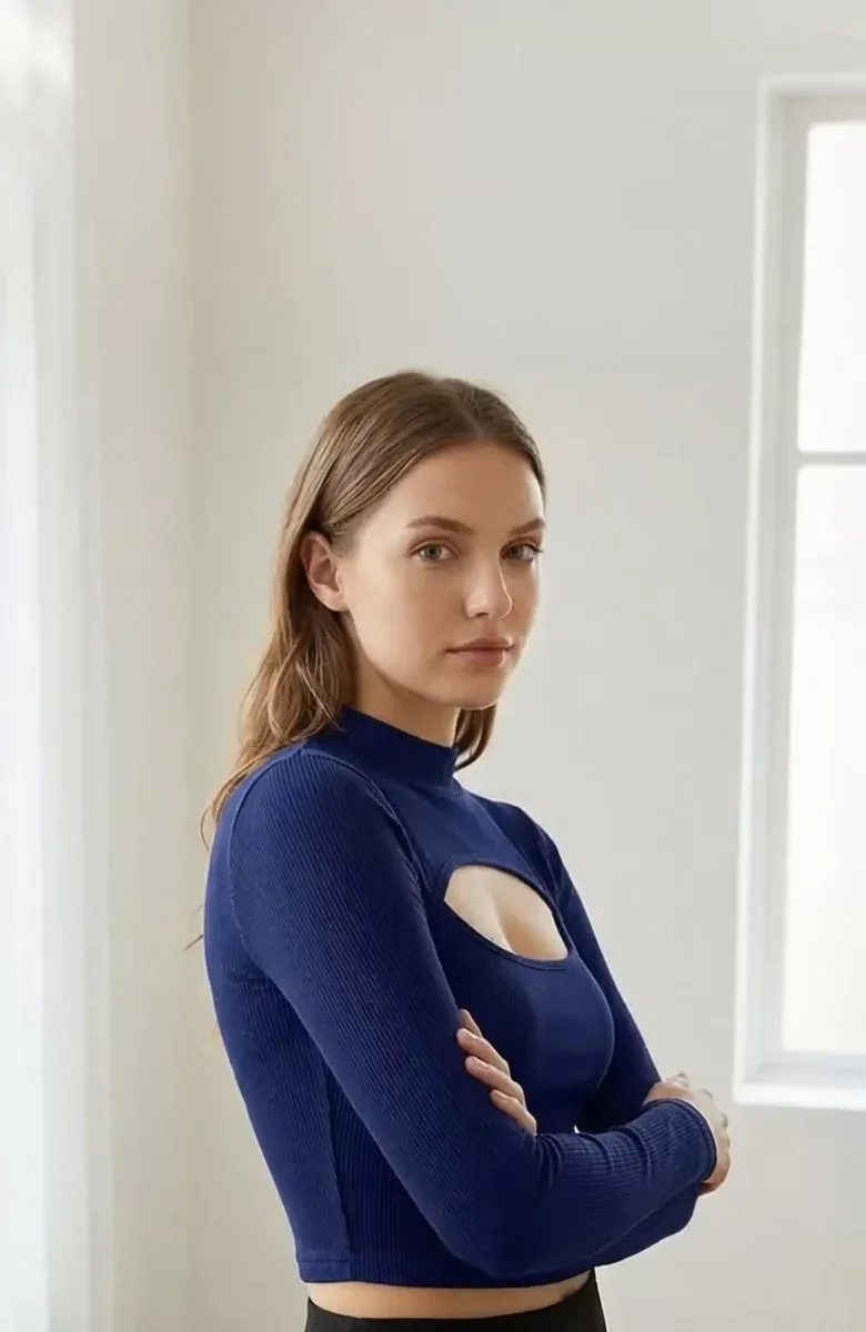 Kadın Lacivert Göğüs Dekolteli Uzun Kollu Cut Out Crop Top Bluz – Şık, Rahat ve Kolay Kombinlenebilir görseli