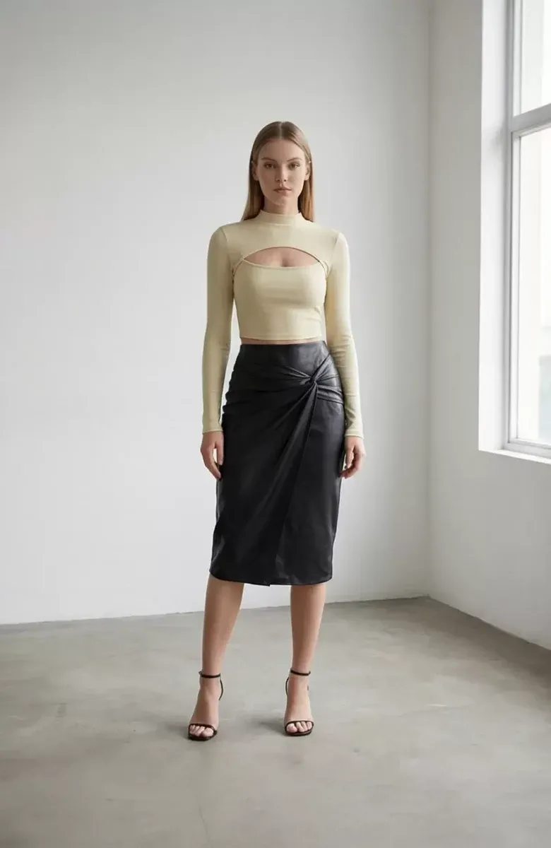 Kadın Ekru Göğüs Dekolteli Uzun Kollu Cut Out Crop Top Bluz – Şık, Rahat ve Kolay Kombinlenebilir görseli