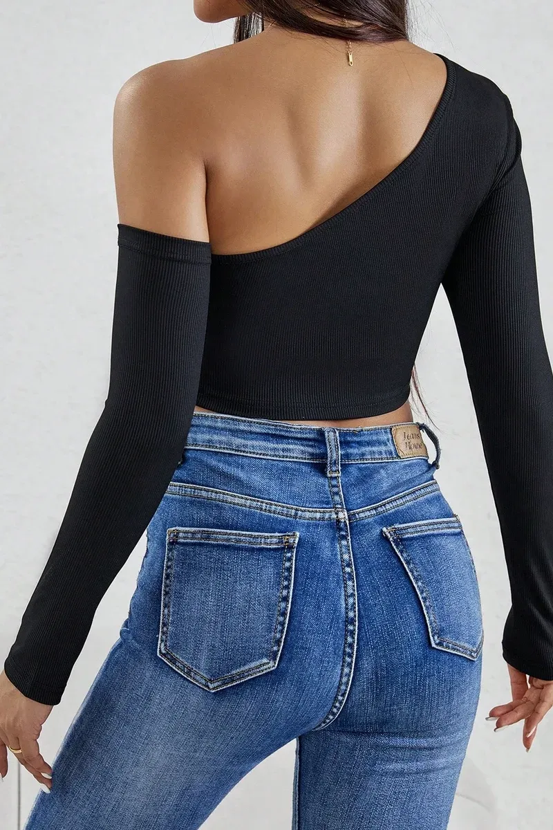 Kadın Siyah Tek Omuz Detaylı Uzun Kol Crop Top Bluz – Şık, Rahat ve Kolay Kombinlenebilir görseli