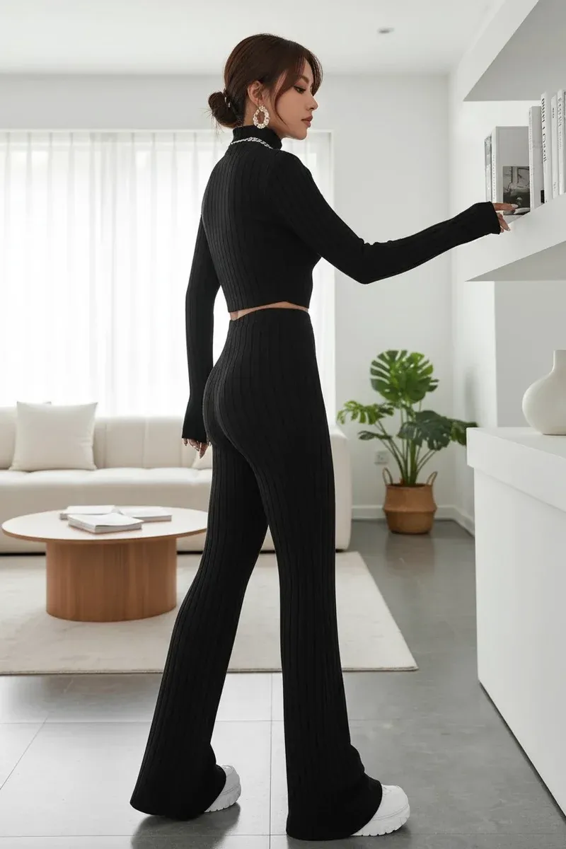 Kadın Siyah Boğazlı Crop Top ve Yüksek Bel Eşofman Takımı Spor Şık Kombin görseli
